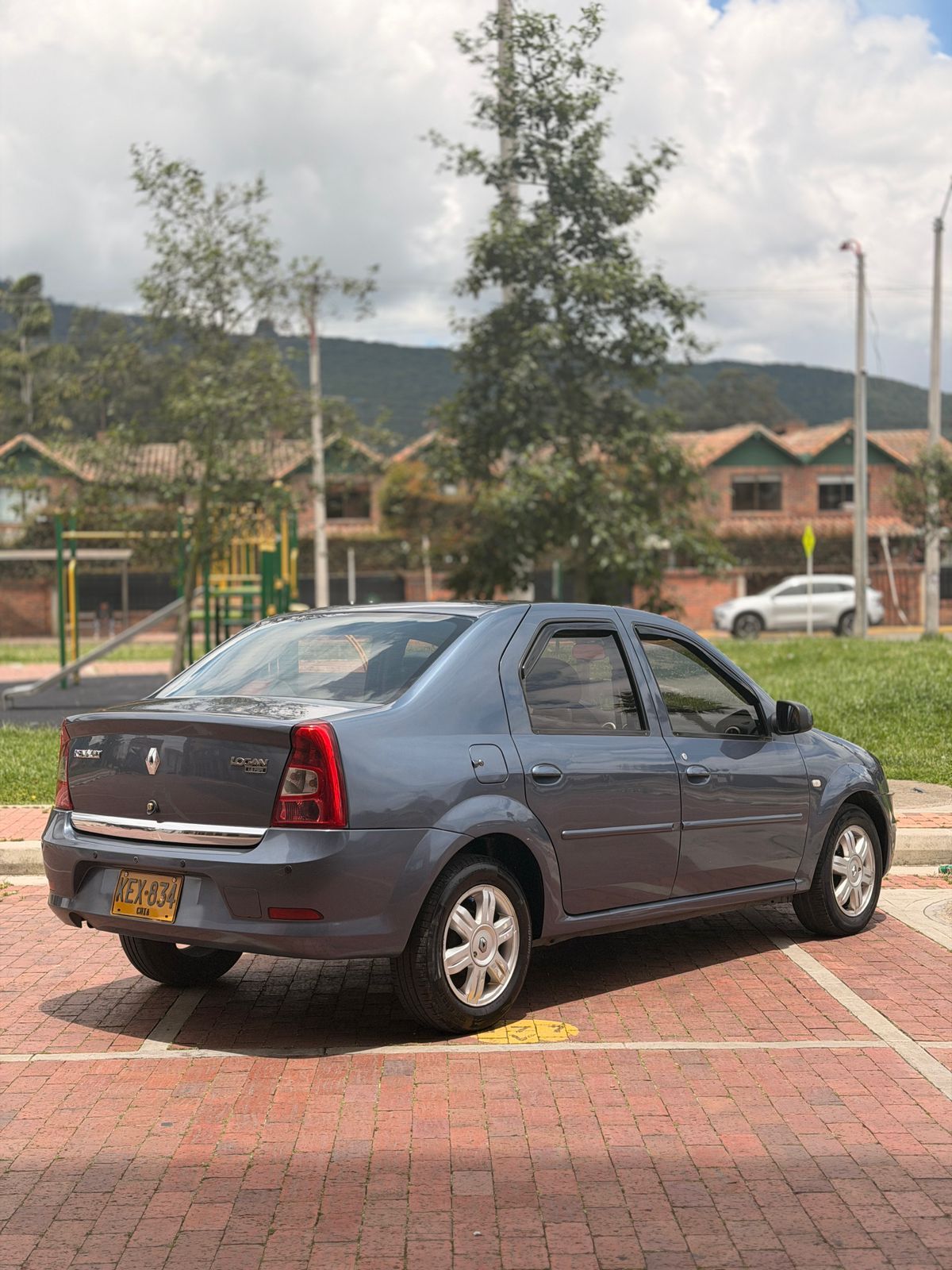 Renault  Logan 1.6 2012