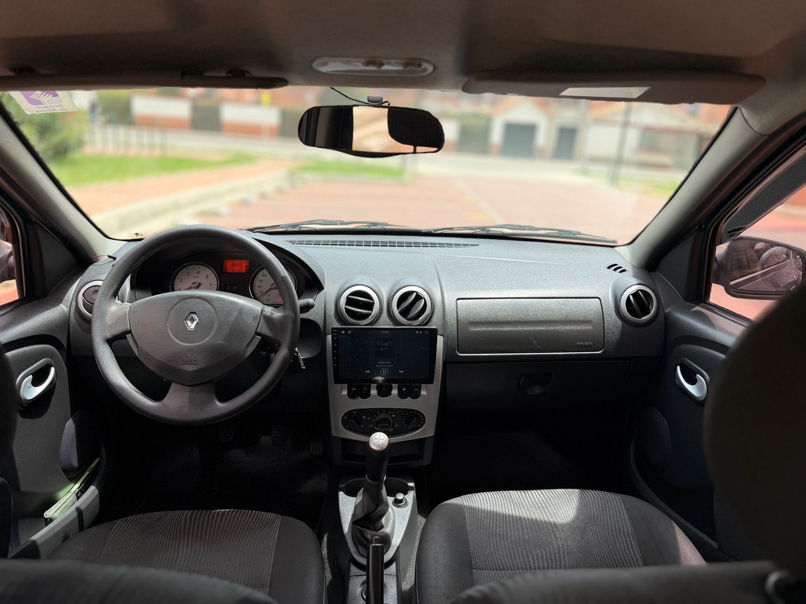 Renault  Logan 1.6 2012