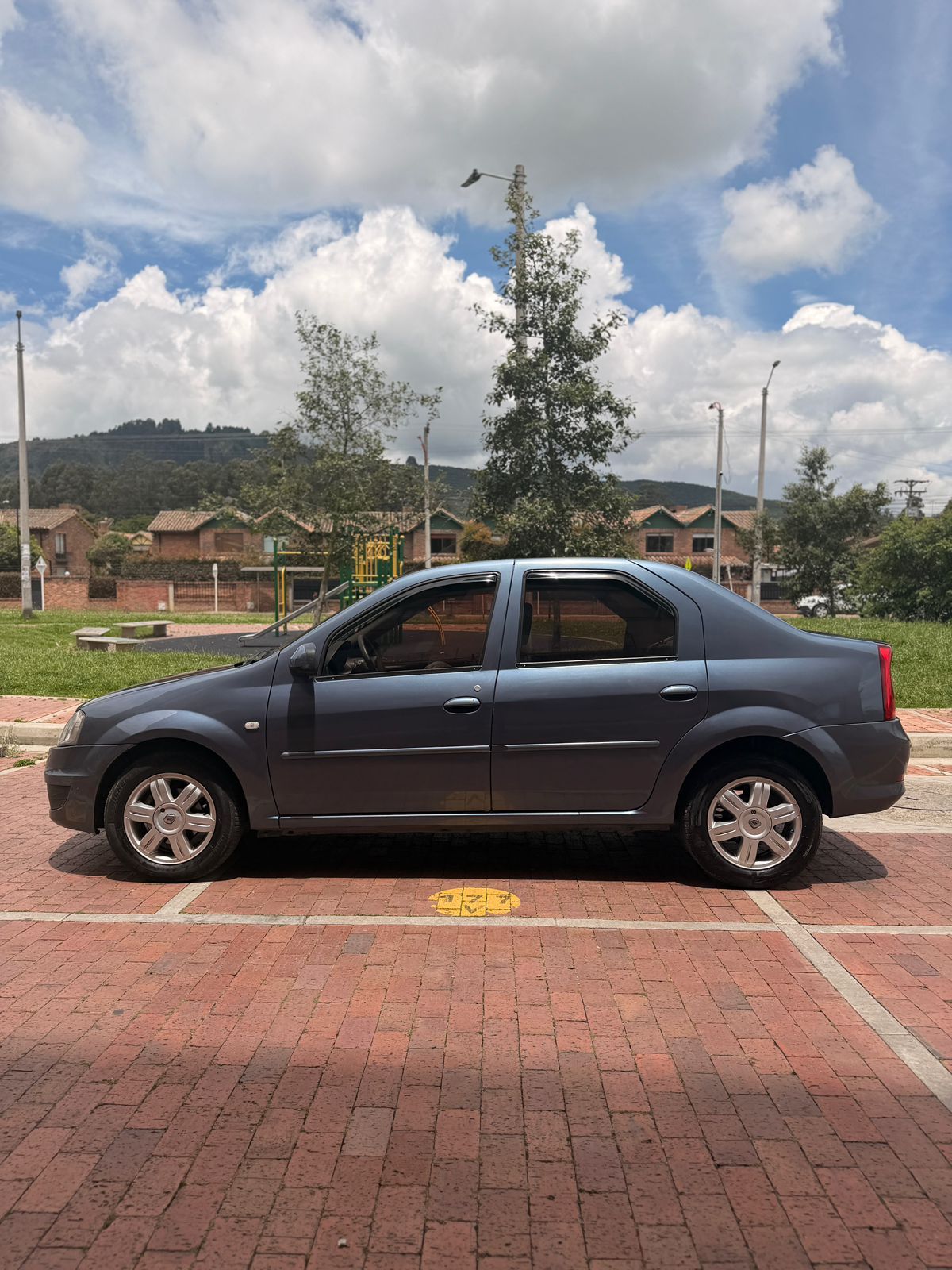 Renault  Logan 1.6 2012