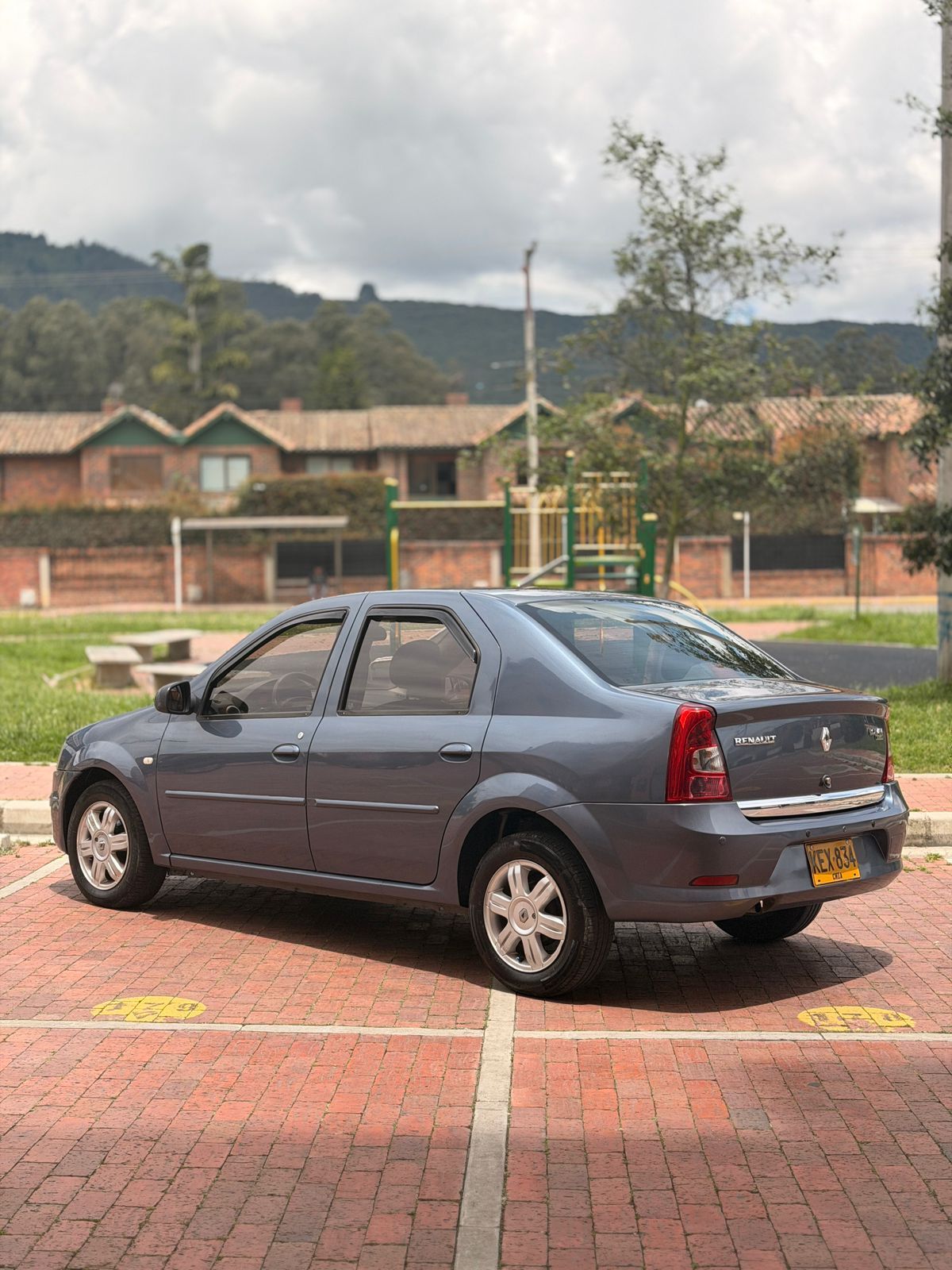 Renault  Logan 1.6 2012