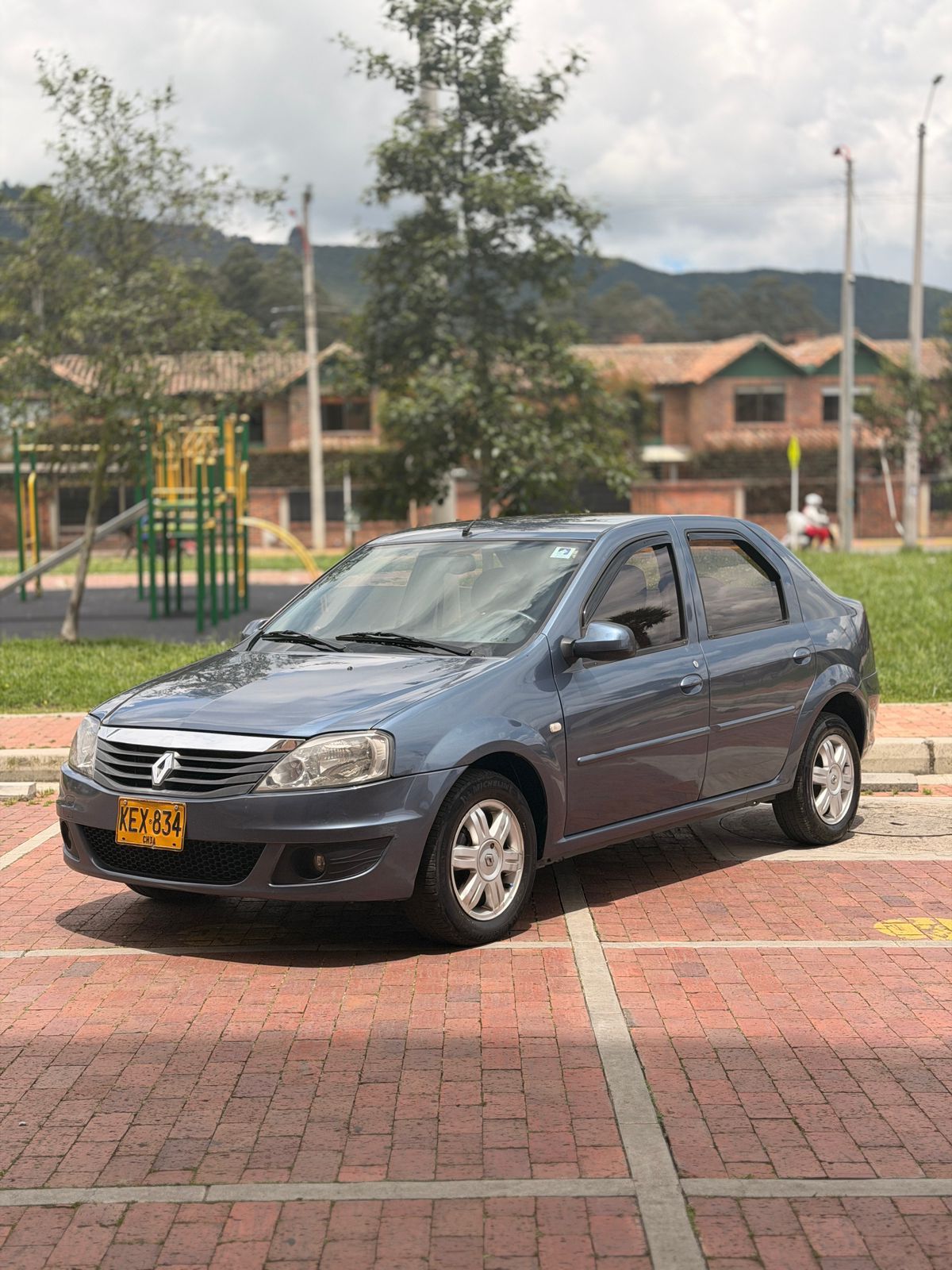 Renault  Logan 1.6 2012