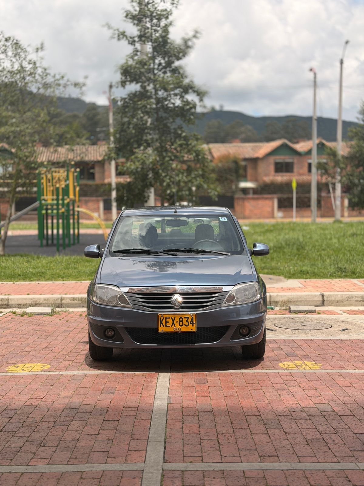 Renault  Logan 1.6 2012