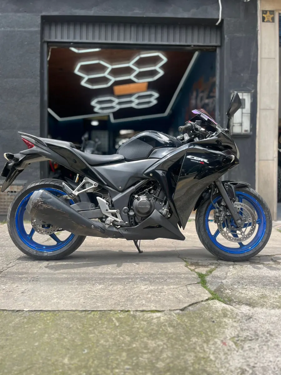 Honda CBR 250 RD 2015