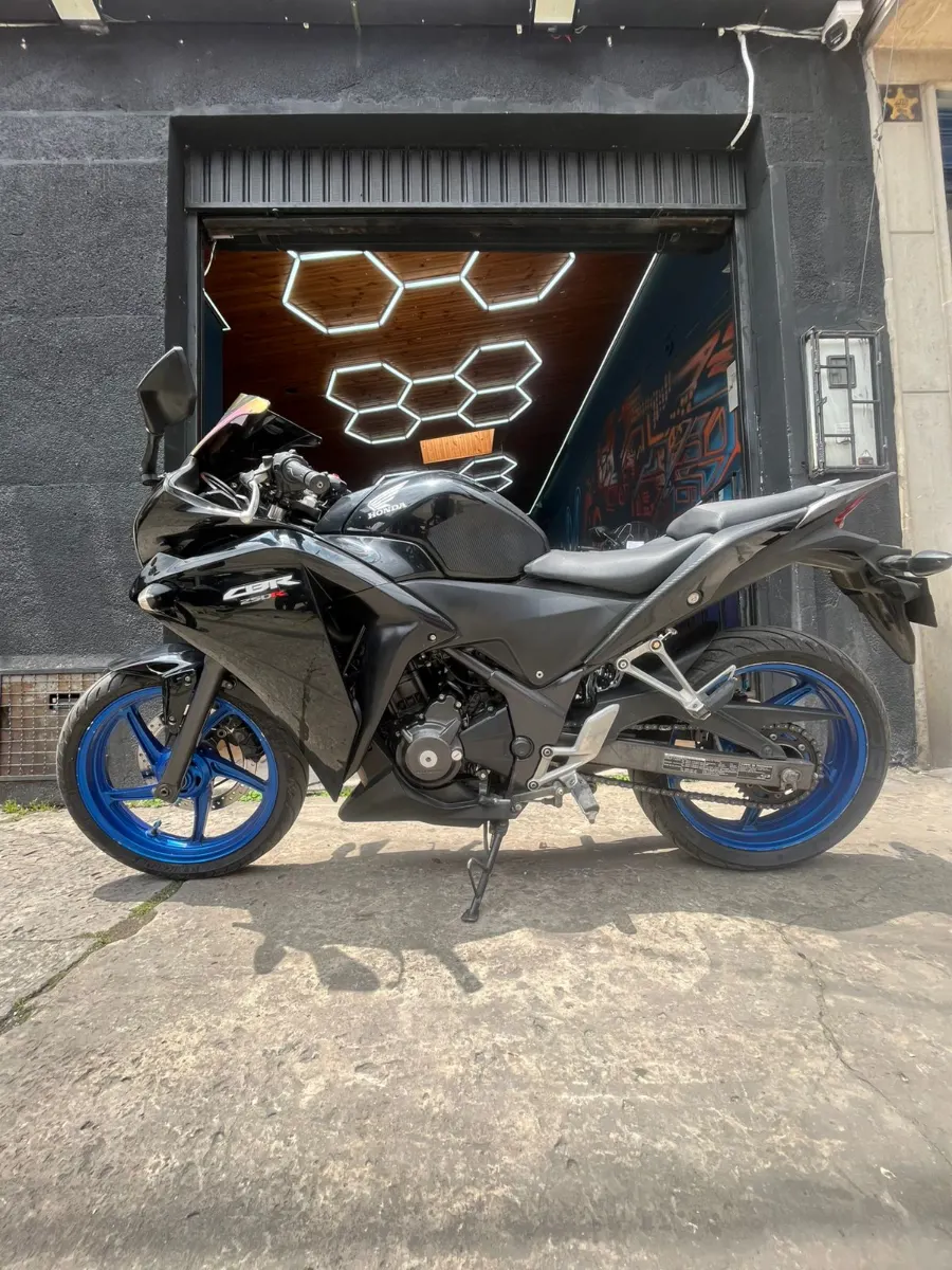 Honda CBR 250 RD 2015