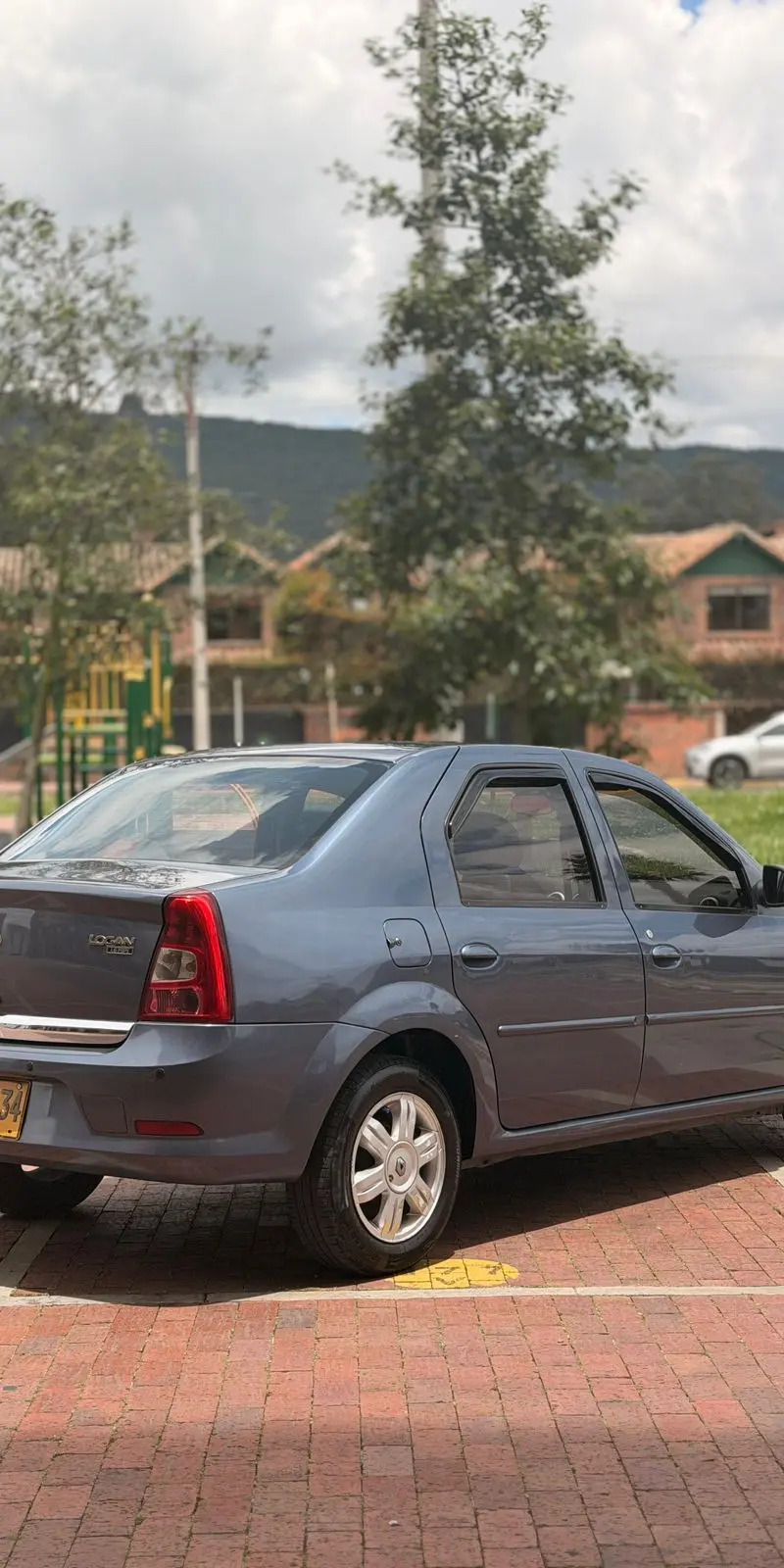 Renault  Logan 1.6 2012