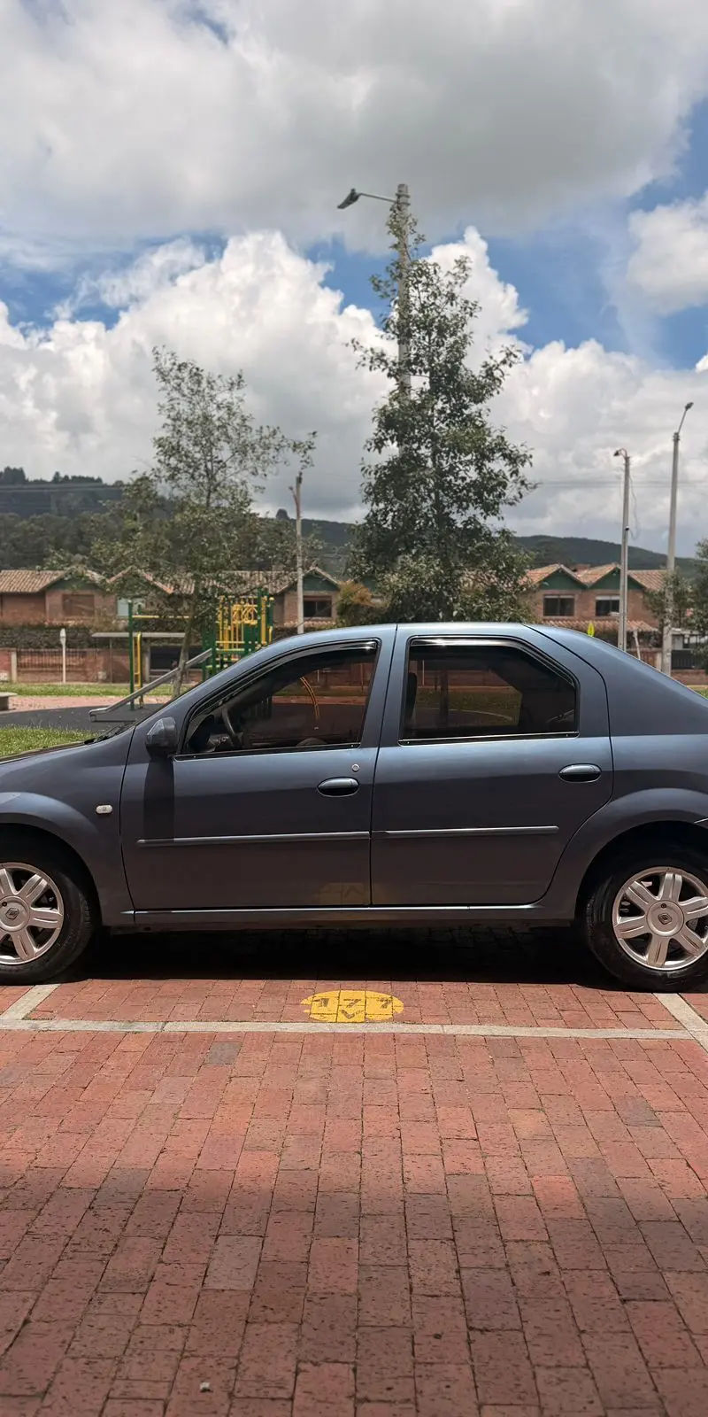 Renault  Logan 1.6 2012