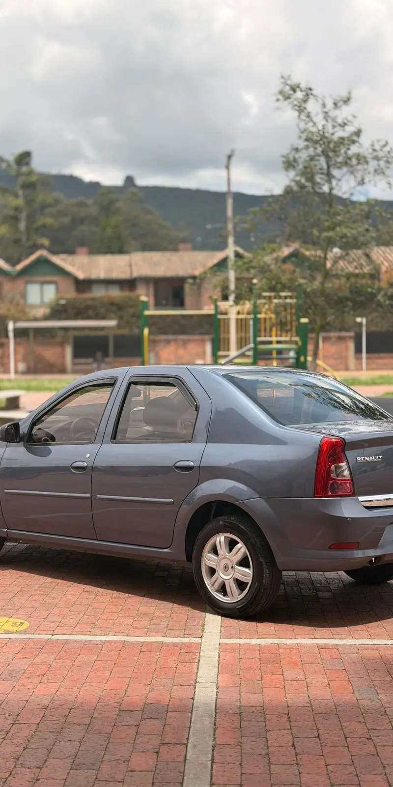 Renault  Logan 1.6 2012